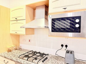 Private kitchen - The Royal Guest House | Cameron Toll | Free Parking (Edinburgh)