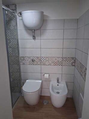 Secador de pelo, toallas, jabón y papel higiénico