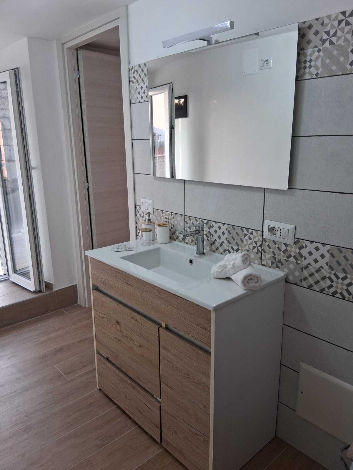 Asciugacapelli, asciugamani, sapone, carta igienica