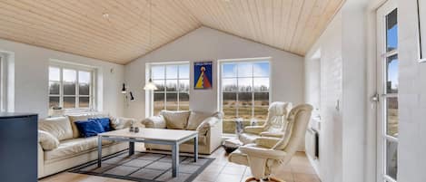 Fernseher, Kamin, DVD-Player