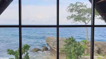 Näkymä rannalle/valtamerelle