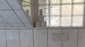 Een douche, handdoeken