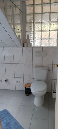 Dusche, Handtücher. Apartment 'Peter 2' mit privater Terrasse und WLAN