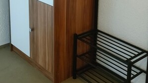 A room with a wooden wardrobe, a metal coat rack, and a bench. - Apartment 'Peter 2' with Private Terrace and Wi-Fi (Hessen - Michelstadt)