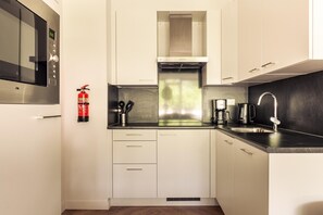 Kühlschrank, Mikrowelle, Herdplatte, Geschirrspüler