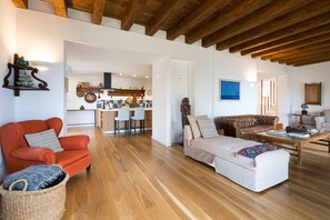 Fernseher, Kamin, Stereoanlage