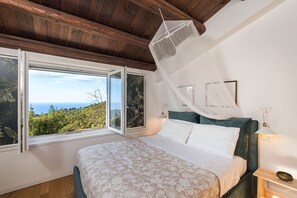 3 habitaciones, tabla de planchar con plancha y cuna de viaje 