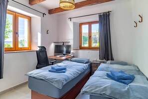 2 室のベッドルーム、デスク、WiFi (無料)、ベッドシーツ