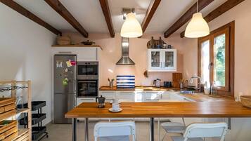 Een koelkast, een magnetron, een oven, een kookplaat