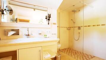 Dusche, kostenlose Toilettenartikel, Haartrockner, Hausschuhe