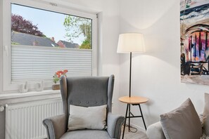 Televisión, chimenea y estéreo 