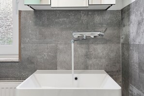 Douche, sèche-cheveux