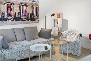 Televisión, chimenea y estéreo 