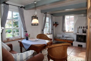 Fernseher, Kamin, Stereoanlage