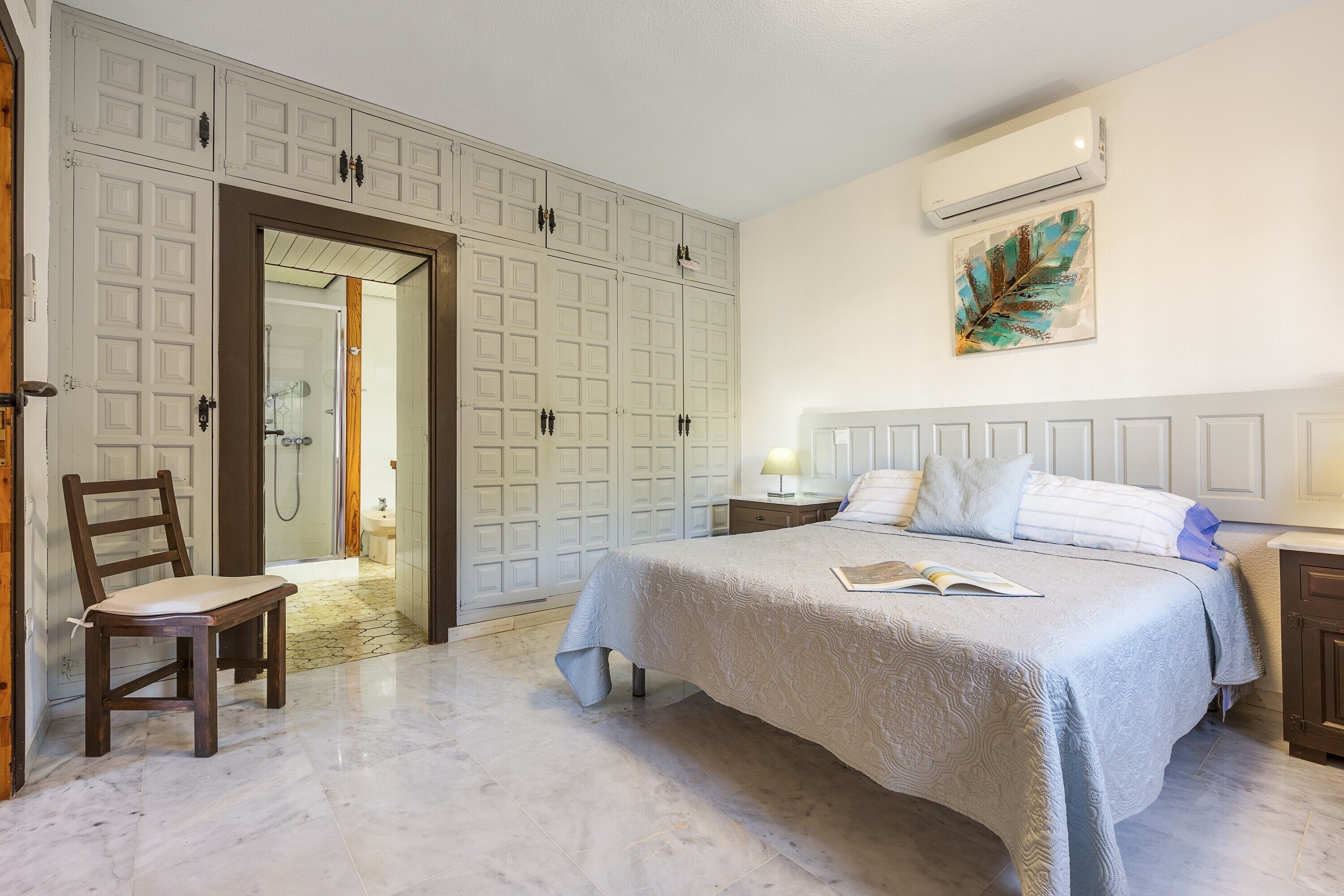 3 habitaciones, tabla de planchar con plancha, wifi y ropa de cama 