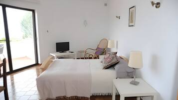 3 slaapkamers, een strijkplank/strijkijzer, wifi, beddengoed