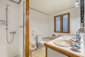 A bathroom with a shower, toilet, bidet, and two sinks. - Villa 'Celeste' with Sea View, Wi-Fi and Air Conditioning (Salobreña (Granada))