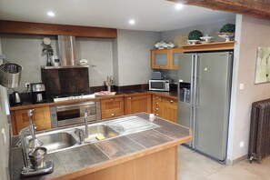 ثلاجة، ميكروويف، فرن، موقد طهي مسطح