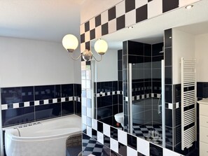 Dusche, Haartrockner, Handtücher