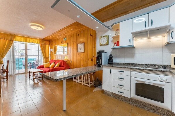 Réfrigérateur, four à micro-ondes, un four, surface de cuisson