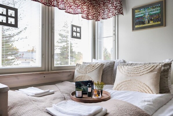 Tabla de planchar con plancha, wifi, ropa de cama