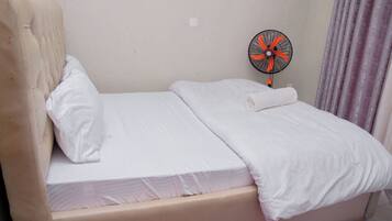 Zimmersafe, Schreibtisch, schallisolierte Zimmer, Bügeleisen/Bügelbrett