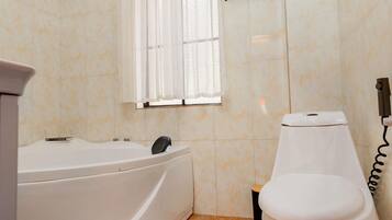 Badewanne, kostenlose Toilettenartikel, Hausschuhe, Handtücher