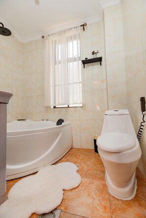 Bañera, artículos de tocador gratuitos, batas, pantuflas