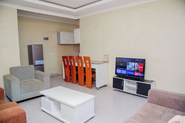 Una televisión de pantalla plana