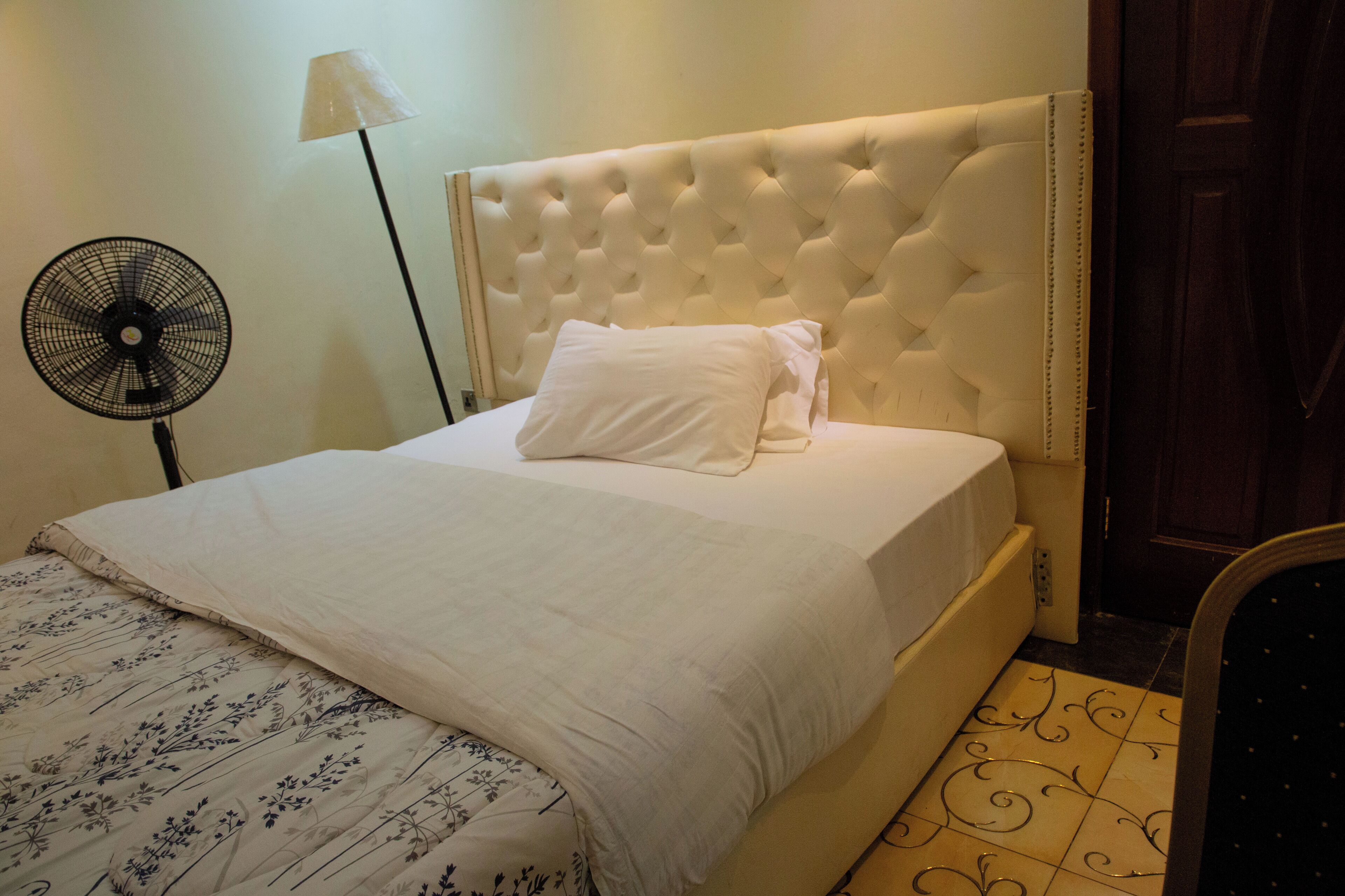 Cofres nos quartos, escrivaninha, quartos à prova de som