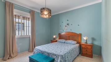 Een strijkplank/strijkijzer, wifi, beddengoed