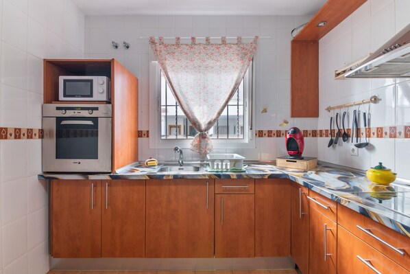 Jääkaappi, mikroaaltouuni, uuni, liesi