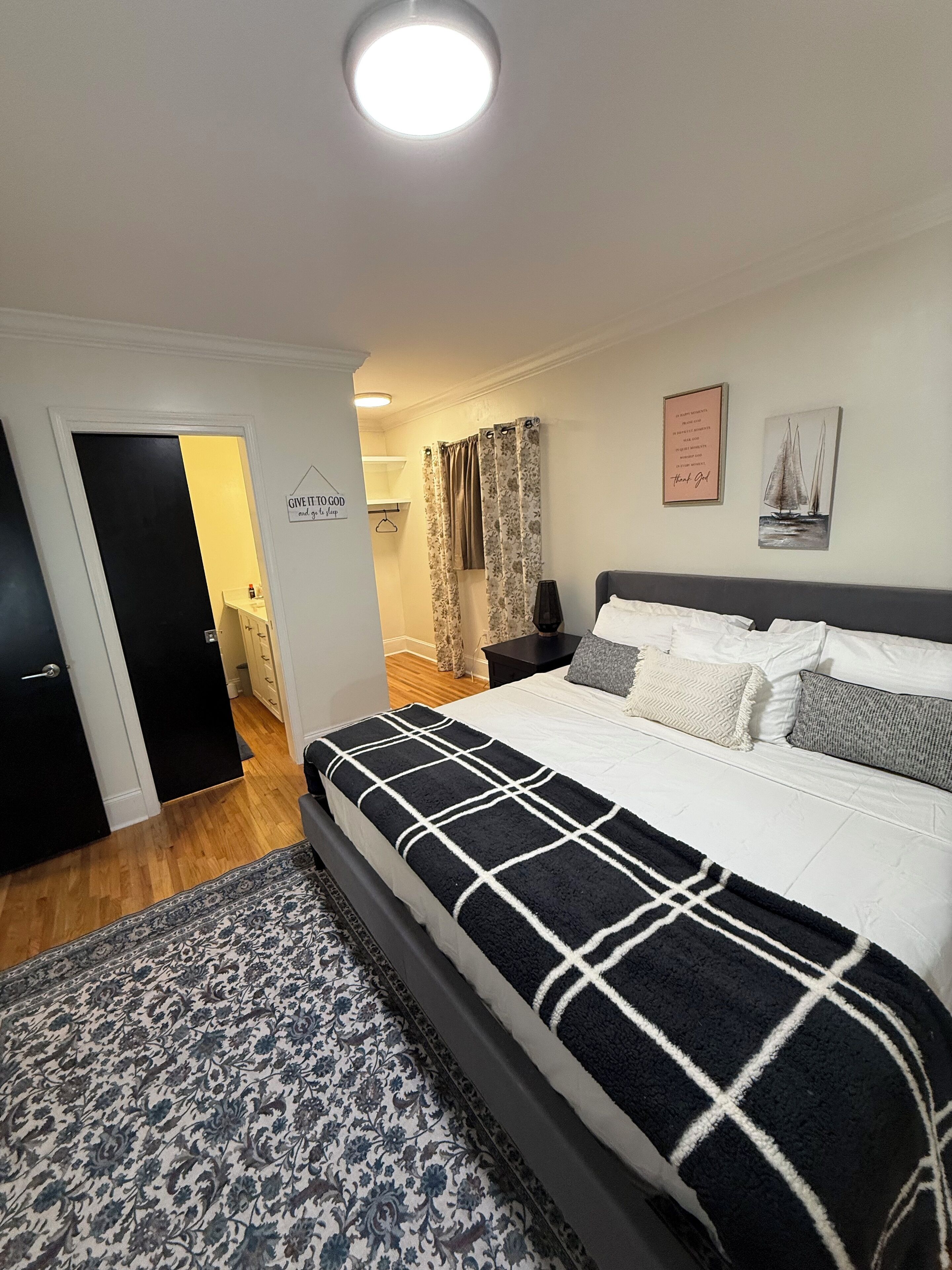 5 habitaciones, tabla de planchar con plancha, wifi y ropa de cama 