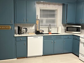 Microwave, oven, stovetop, dishwasher - Relax & Reflect at Bethel, Mint Hill. 5beds, 1 futon 3,5baths (Mint Hill)