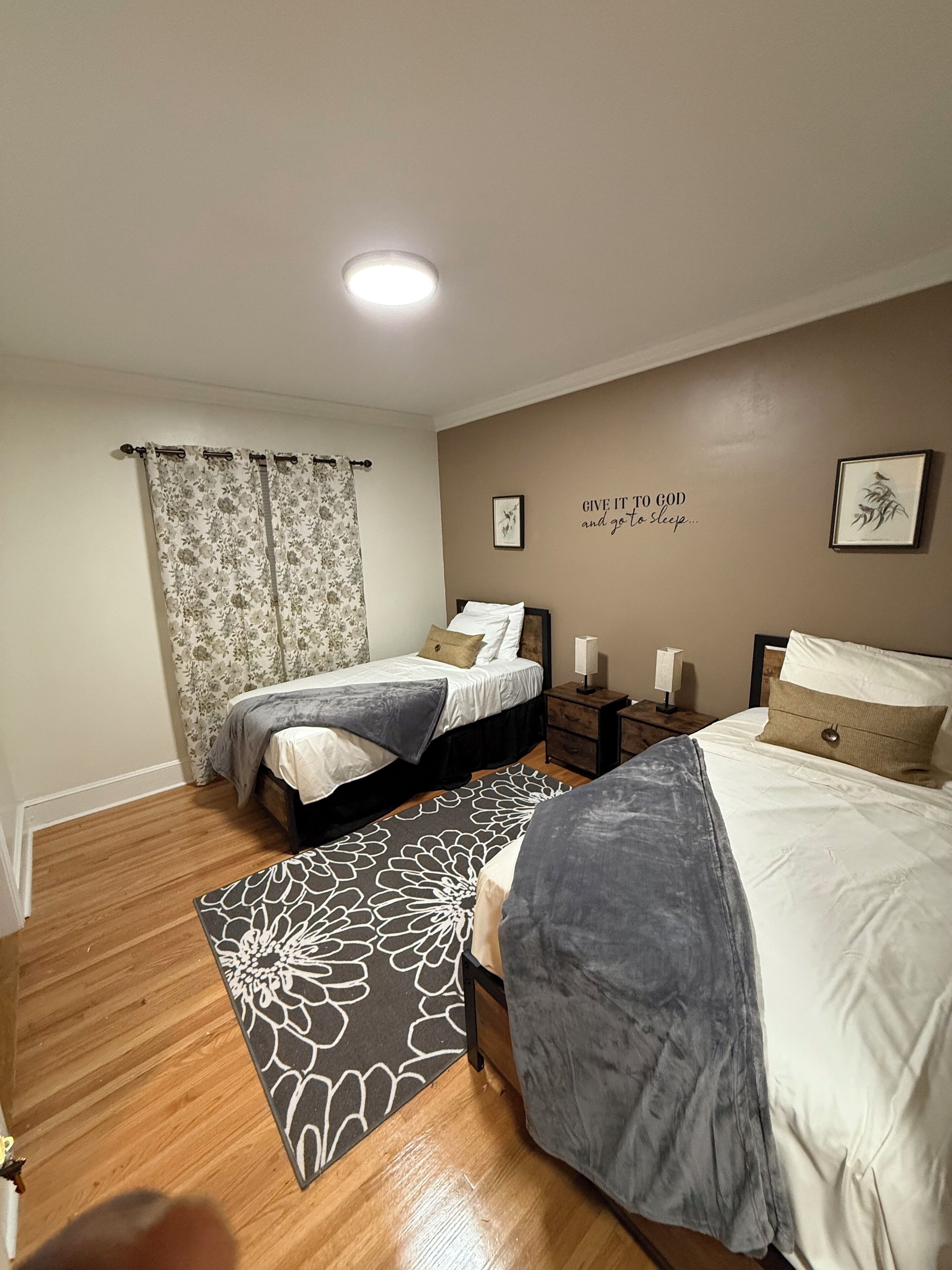 5 chambres, fer et planche à repasser, Wi-Fi, draps fournis