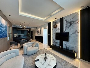 ดีลักซ์อพาร์ทเมนท์, วิวเมือง | บริเวณนั่งเล่น