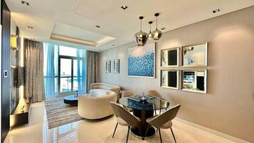 Deluxe Apartment, City View | In-room dining