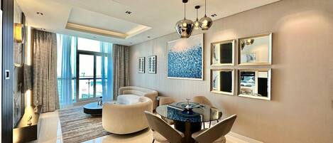 Deluxe Apartment, City View | In-room dining