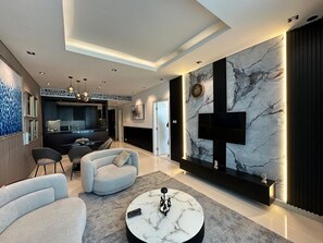 ดีลักซ์อพาร์ทเมนท์, วิวเมือง | บริเวณนั่งเล่น