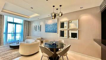 Deluxe Apartment, City View | Living area