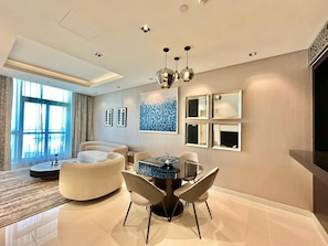 Deluxe Apartment, City View | Living area