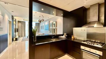 Deluxe Apartment, City View | Private kitchen