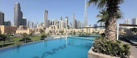 Una piscina al aire libre