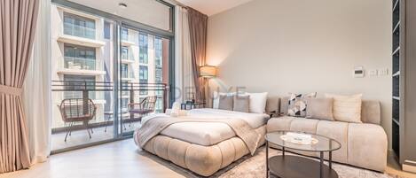 Caja de seguridad en la habitación y tabla de planchar con plancha