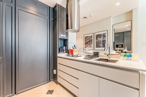 Kühlschrank, Mikrowelle, Ofen, Herdplatte