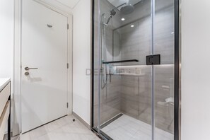 Dusche, Haartrockner, Bidet, Handtücher