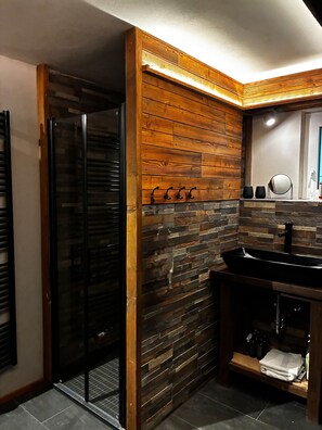 Ducha, secador de pelo y toallas