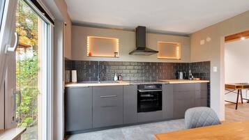 Kühlschrank, Mikrowelle, Ofen, Herdplatte