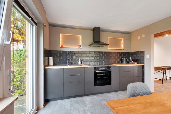 Een koelkast, een microgolfoven, een oven, een kookplaat