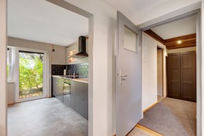 Fridge, microwave, oven, stovetop - Apartment 'Wanderer Lodge Am Breitenstein' with Private Garden and Wi-Fi (Bissingen an der Teck)